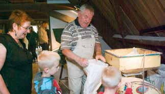 Am Pfingstmontag wird in der Moisburger Mühle gemahlen, Jahrhunderte alte Technik präsentiert und der Mühlentag mit einem bunten Programm gefeiert Foto: Kiekeberg Museum