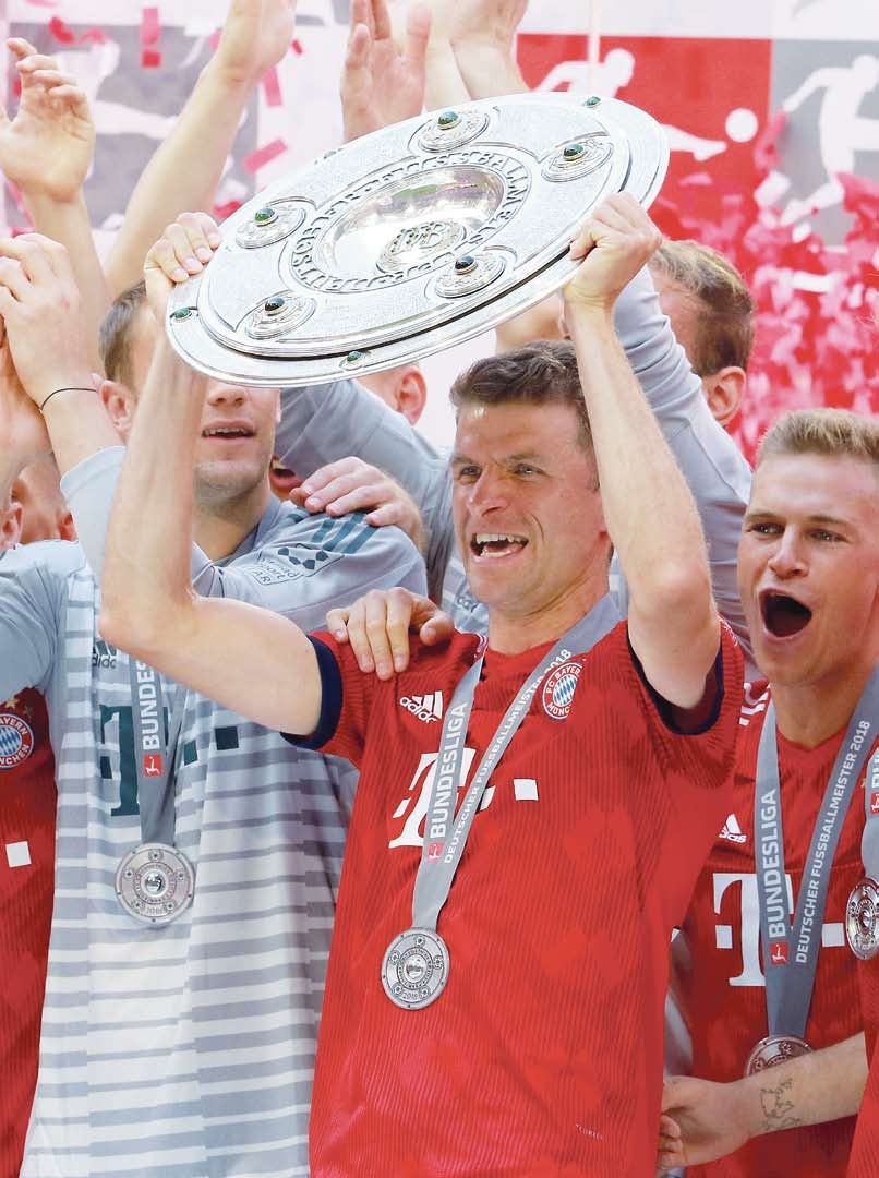 Sechs deutsche Meistertitel in Folge: Der FC Bayern München um Nationalspieler Thomas Müller (mit Schale) machte in der Saison 2017/2018 das halbe Dutzend voll. Insgesamt holte der Rekordmeister seit 1932 schon 28 Meistertitel. Nach dem 34. Spieltag der vergangenen Spielzeit betrug der Vorsprung 21 Punkte auf den zweitplatzierten FC Schalke 04.