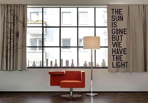 Die Leuchte Jones von Serien.lighting lässt sich manuell in der Höhe verstellen. FOTO: HFR Die Leuchte Jones von Serien.lighting lässt sich manuell in der Höhe verstellen. FOTO: HFR