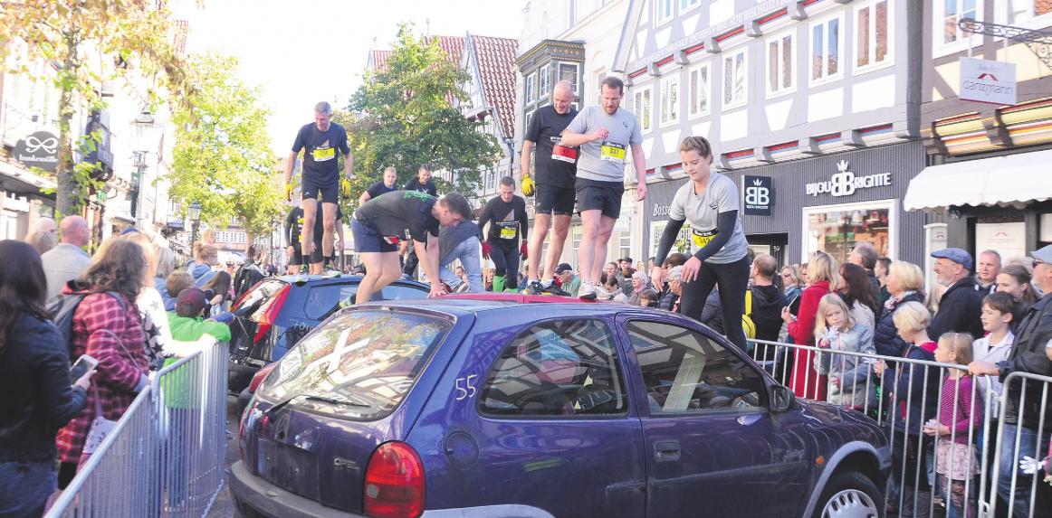 Statt über Stock und Stein ging es bei der Urban Challenge in Celle unter anderem über alte Autos. Fotos: Wasinski Statt über Stock und Stein ging es bei der Urban Challenge in Celle unter anderem über alte Autos. Fotos: Wasinski
