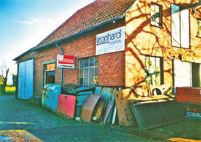 In der Alten Schmiede Waltringhausen wagte Jens Leonhard 1993 den Schritt in die Selbstständigkeit. In der Alten Schmiede Waltringhausen wagte Jens Leonhard 1993 den Schritt in die Selbstständigkeit.