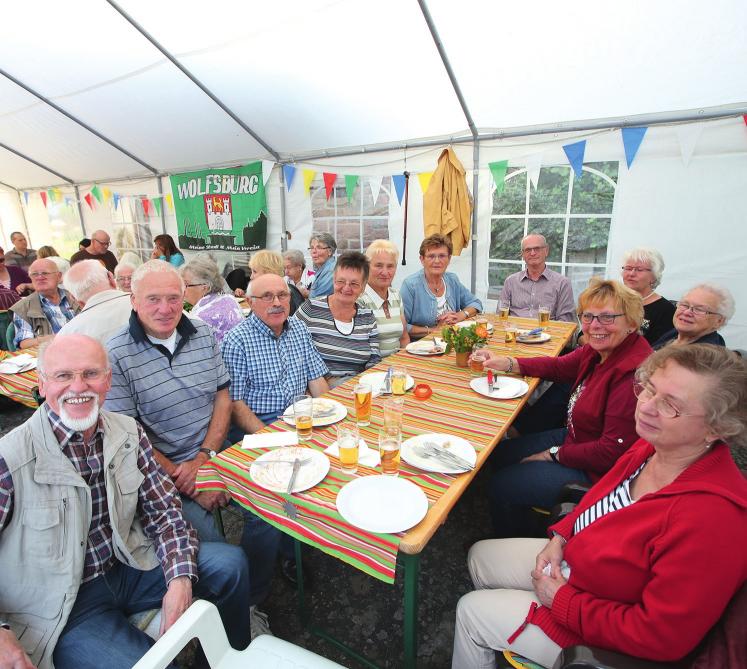 Jährlich laden die Kupkas Rollstuhlfahrer aus dem DRK-Seniorenheim zur Gartenparty ein. Jährlich laden die Kupkas Rollstuhlfahrer aus dem DRK-Seniorenheim zur Gartenparty ein.