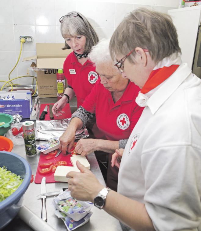 Obligatorisch ist ein nahrhafter Snack nach der Blutspende, der von fleißigen Helferinnen vorbereitet wird. Obligatorisch ist ein nahrhafter Snack nach der Blutspende, der von fleißigen Helferinnen vorbereitet wird.