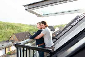 Ein sogenanntes Cabrio-Dachflächenfenster Foto: Velux Deutschland GmbH