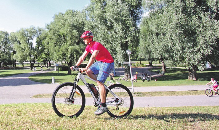 E-Bikes gibt es mittlerweile in unzähligen Varianten. Auch junge und sportliche Menschen nutzen gern die elektronische Unterstützung Foto: djd/SFM
