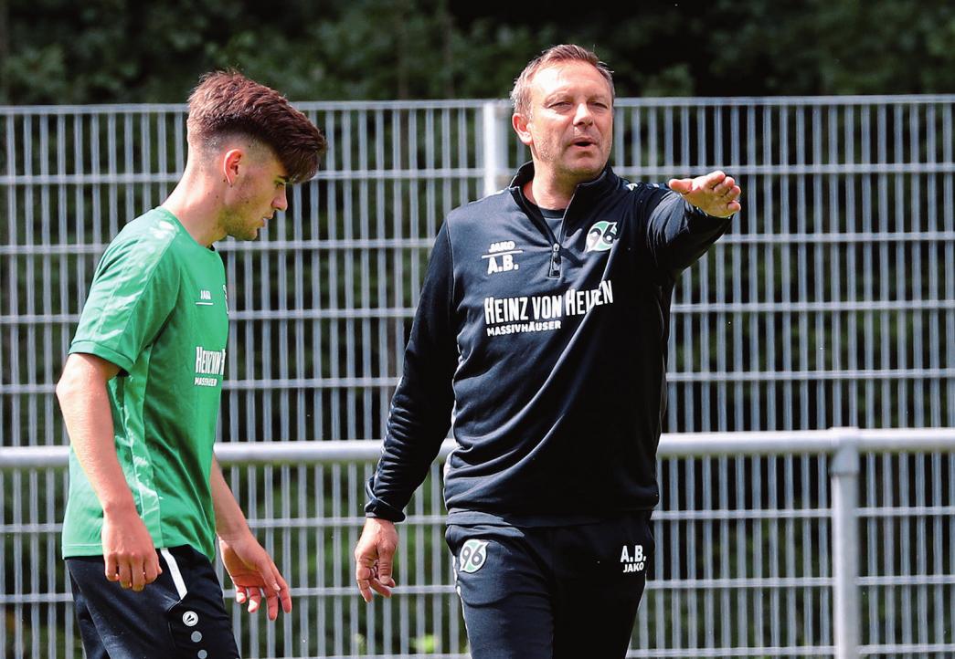 Hallo, Nachbar! Ex-VfL-Stürmer André Breitenreiter kehrte mit 96 in die Bundesliga zurück.