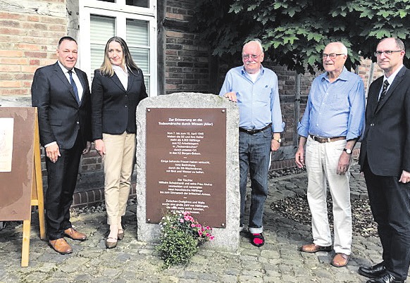 Dr. Gabriele Andretta besuchte den in Winsen aufgestellten Gedenkstein. Foto: Lisa-Marie Oelmann Dr. Gabriele Andretta besuchte den in Winsen aufgestellten Gedenkstein. Foto: Lisa-Marie Oelmann