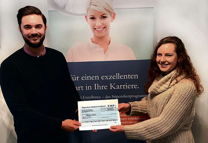 Mareike Wittich, Studentin an der CAU zu Kiel, bekommt die Fördersumme von 3.000 Euro von ihrem MLP-Berater Tim Kreft überreicht. FOTO: HFR Mareike Wittich, Studentin an der CAU zu Kiel, bekommt die Fördersumme von 3.000 Euro von ihrem MLP-Berater Tim Kreft überreicht. FOTO: HFR