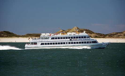 Besonders familienfreundlich täglich nach Amrum, Hooge und Sylt unterwegs – die MS Adler-Express. FOTO: HFR Besonders familienfreundlich täglich nach Amrum, Hooge und Sylt unterwegs – die MS Adler-Express. FOTO: HFR