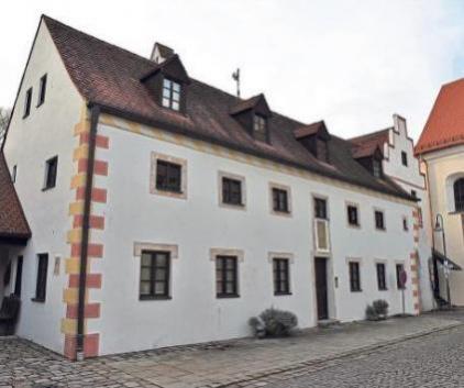 Im Alten Spital in Hohenwart ist ganz rechts im Turm der Seminarraum der Akademie untergebracht.