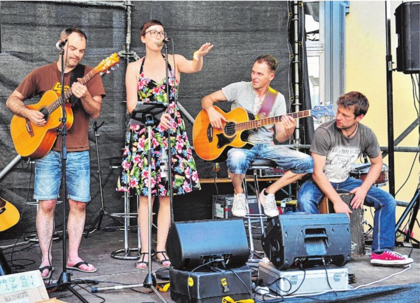 Ab circa 19.00 Uhr spielt die Band „famos“ aus Würzburg auf der Bühne am Marktplatz auf. Die famosen Musiker Conny Morath (Gesang), Stephan „Leslie“ Schmitt (Akustikgitarre/Gesang), Tommy Kraft (Akustikbass) und Basti Landsleitner (Cajon/Percussion) spielen die Musik ihrer großen musikalischen Helden und zaubern den Zuhörern dabei ein Lächeln auf die Lippen. FOTO ULRIKE LANGER