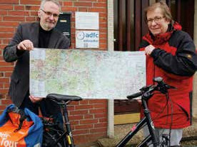 Karin Sager und Eckehardt Scheibler zeigen die Karte mit der ehemaligen Bahnstrecke von Buchholz nach Lüneburg, die sie zu einer Velo-Route umwandeln lassen möchten Foto: Laudien
