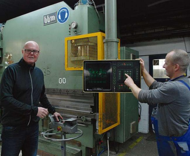 Meister Marco Hecker startet die neue super hydraulische Abkant-Presse, die Thorsten Mistereck (links) für sein metallverarbeitendes Unternehmen gekauft hat. 