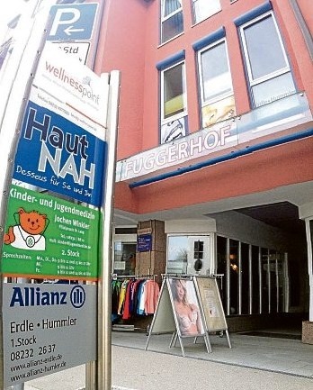 Im Fuggerhof wartet eine „bunte Geschäftswelt“ und hier finden auch immer wieder schöne Veranstaltungen mit romantischen Lichtern statt. Foto: Sonja Schönthier Im Fuggerhof wartet eine „bunte Geschäftswelt“ und hier finden auch immer wieder schöne Veranstaltungen mit romantischen Lichtern statt. Foto: Sonja Schönthier
