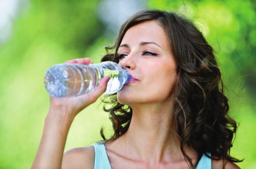 Vor und nach dem Sport sollte man viel Wasser trinken. Foto: thinkstock
