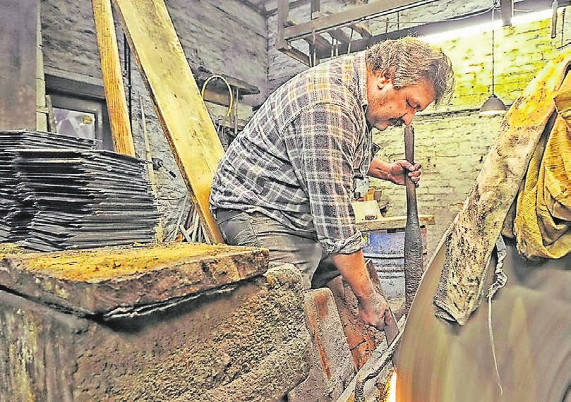 So wie hier Dirk Fromm im Manuelskotten Messer schliff, arbeiteten schon im 19. Jahrhundert die Schmiede und Schleifer. Archiv-Foto: Andreas Fischer So wie hier Dirk Fromm im Manuelskotten Messer schliff, arbeiteten schon im 19. Jahrhundert die Schmiede und Schleifer. Archiv-Foto: Andreas Fischer