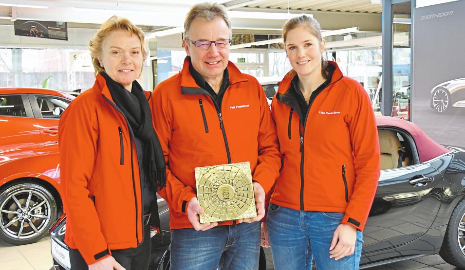Für 30 Jahr Mazda-Händler-Treue erhielten Ursula, Paul und Lisa Flothkötter die goldene Mazda-Plakette als besondere Auszeichnung. Fotos: Pia Weinekötter
