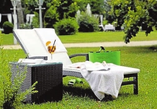 Abschalten, relaxen, eine Runde Golf vor malerischer Alpenkulisse – Gründe gibt es viele, sich auf einen Kurzurlaub im sommerlichen Sonnenhof zu freuen. Foto: pm Abschalten, relaxen, eine Runde Golf vor malerischer Alpenkulisse – Gründe gibt es viele, sich auf einen Kurzurlaub im sommerlichen Sonnenhof zu freuen. Foto: pm
