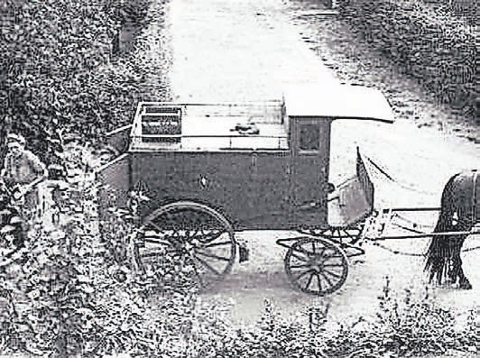 Der Milchwagen – hier ein ähnliches Bild der Milchlieferantin Josepine Opendrink in Lindental – kam in den 40er Jahren regelmäßig in die Siedlung. Archiv-Foto: Hans-Peter Glasmacher Der Milchwagen – hier ein ähnliches Bild der Milchlieferantin Josepine Opendrink in Lindental – kam in den 40er Jahren regelmäßig in die Siedlung. Archiv-Foto: Hans-Peter Glasmacher