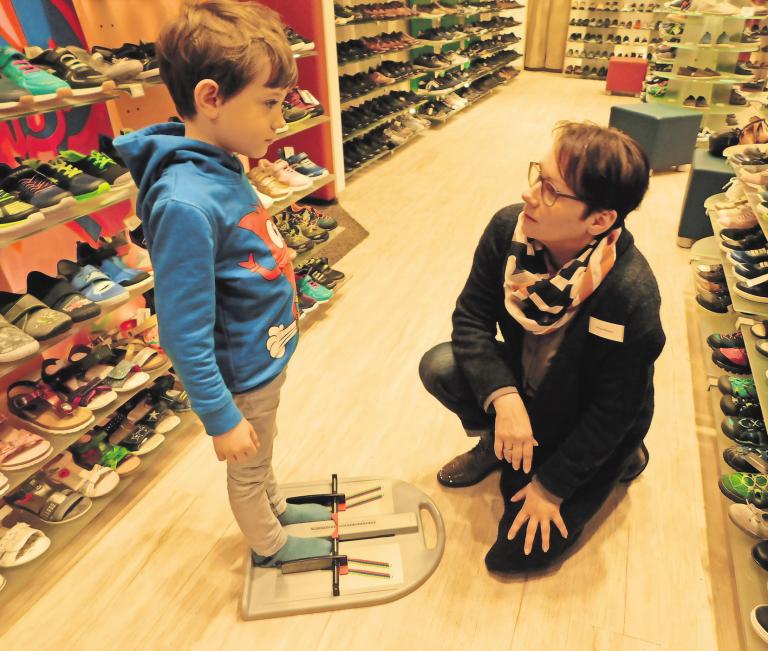 Eine Nummer größer: Sonja Straube misst im Schuhhaus Galipp die Füße des kleinen Simon und stellt fest, dass er ab sofort die Schuhgröße 31 braucht. HILKE KOTTLICK Eine Nummer größer: Sonja Straube misst im Schuhhaus Galipp die Füße des kleinen Simon und stellt fest, dass er ab sofort die Schuhgröße 31 braucht. HILKE KOTTLICK