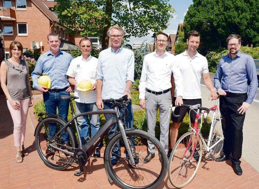 Organisatoren des Treffpunkts Rellingen und Sponsoren freuen sich, wieder Unterhaltung für die ganze Familie und Radsport in Rellingen zu bieten Foto: Kuno Klein