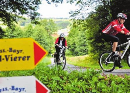 Der Hessisch-Bayrische Radvierer kam durch eine Initiative vierer Sportvereine zustande: Neuhof, Mackenzell, Elters und Kothen. FOTOS PETRA HEURICH