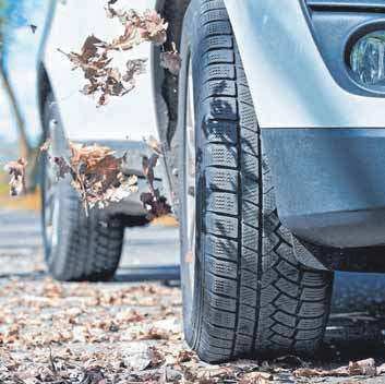 Egal ob es darum geht, rechtzeitig die Winterreifen aufzuziehen oder darum, alle Lichter zu testen – optimal vorbereitet verliert der Winter für Autofahrer viel von seinem anfänglichen Schrecken. Fotos: djd/Robert Bosch, djd/Reifen direkt, dpa Egal ob es darum geht, rechtzeitig die Winterreifen aufzuziehen oder darum, alle Lichter zu testen – optimal vorbereitet verliert der Winter für Autofahrer viel von seinem anfänglichen Schrecken. Fotos: djd/Robert Bosch, djd/Reifen direkt, dpa