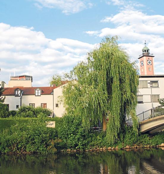 Idylle an der Altmühl in Eichstätt: Eine ideale Kulisse für ein Straßencafé oder einen Biergarten. In der Region finden sich zahlreiche Möglichkeiten, Natur und Kulinarik zu genießen. Foto: Bartenschlager Idylle an der Altmühl in Eichstätt: Eine ideale Kulisse für ein Straßencafé oder einen Biergarten. In der Region finden sich zahlreiche Möglichkeiten, Natur und Kulinarik zu genießen. Foto: Bartenschlager