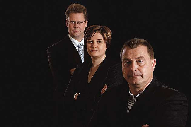 Die Rechtsanwälte Tilmann Maeß, Assia Schlenzka und Manfred Heller (v.li.). FOTO: RECHSTANWÄLTE MAESS|HELLER | SCHLENZKA Die Rechtsanwälte Tilmann Maeß, Assia Schlenzka und Manfred Heller (v.li.). FOTO: RECHSTANWÄLTE MAESS|HELLER | SCHLENZKA