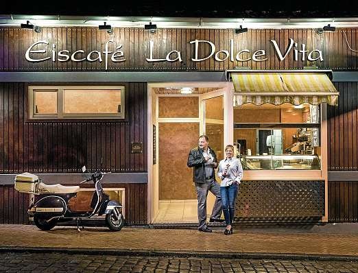 Authentisches italienisches Lebensgefühl – nicht nur hinter dem Eistresen: Mario und Scotia Spagnuolo, Inhaber von La Dolce Vita. FOTO: PEPE LANGE Authentisches italienisches Lebensgefühl – nicht nur hinter dem Eistresen: Mario und Scotia Spagnuolo, Inhaber von La Dolce Vita. FOTO: PEPE LANGE