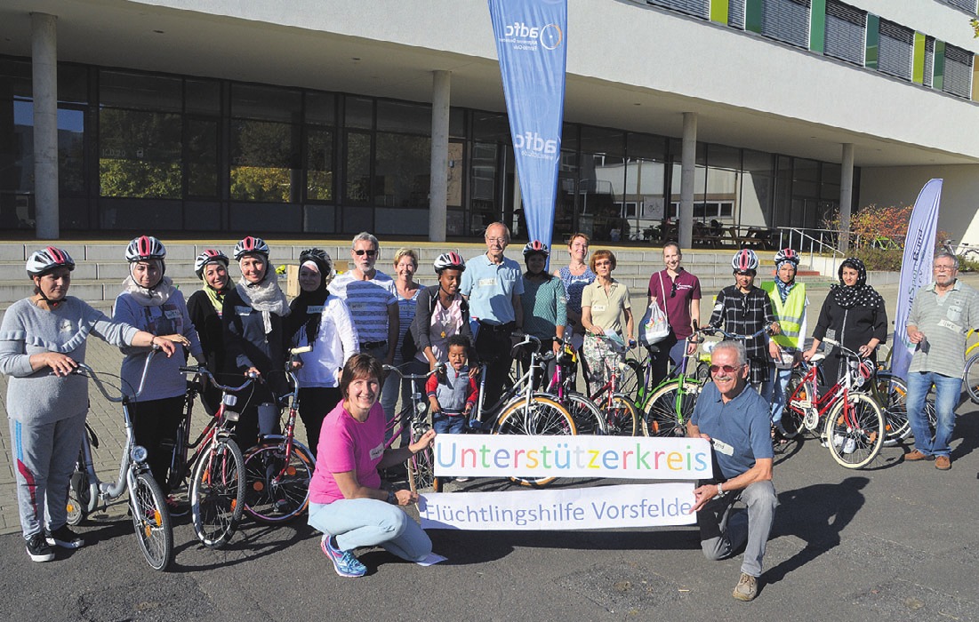 Einige der Teilnehmer und Unterstützer des integrativen Fahrradkurses. Einige der Teilnehmer und Unterstützer des integrativen Fahrradkurses.