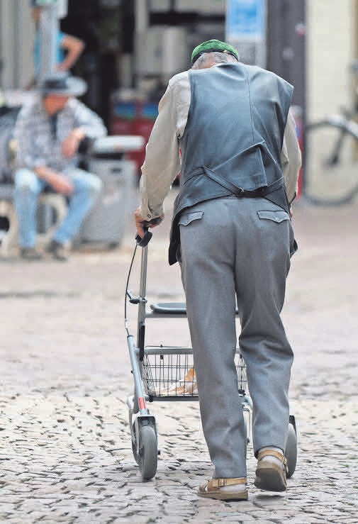 Bewegungsanreiz: mit Hilfsmitteln zu mehr Selbstständigkeit. FOTO:DPA Bewegungsanreiz: mit Hilfsmitteln zu mehr Selbstständigkeit. FOTO:DPA