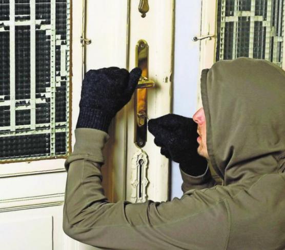 Ein unbeobachteter Moment reicht dem Einbrecher, um sich Zutritt zu verschaffen. Foto: z/djd/Nürnberger Ein unbeobachteter Moment reicht dem Einbrecher, um sich Zutritt zu verschaffen. Foto: z/djd/Nürnberger