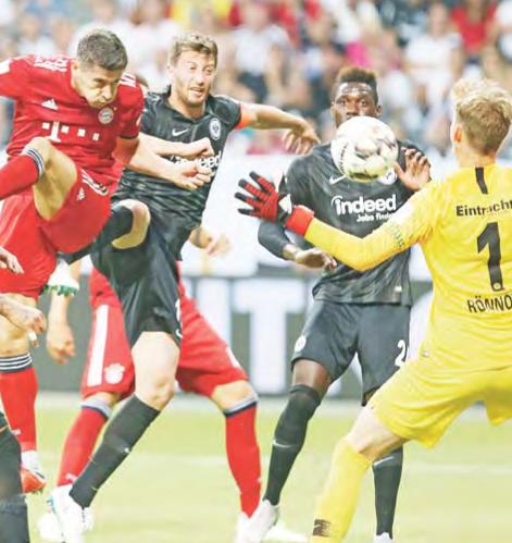 Der Favorit macht kurzen Prozess: Robert Lewandowski (beim Kopfball) trifft dreimal im Supercup beim 5:0 des deutschen Meisters FC Bayern gegen Pokalsieger Eintracht Frankfurt.