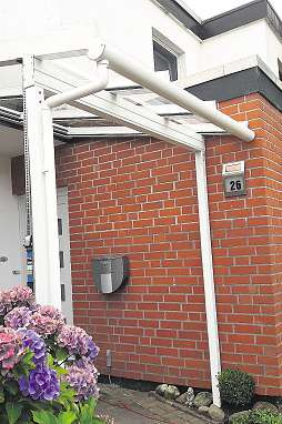 Terrassendächer sowie Windfänge für den Türbereich aus Aluminium können von den Kunden in Wunschfarben bestellt werden