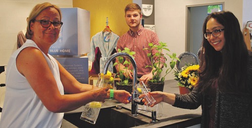 Maren Naasz (l.), Julian Fabricius und Sanita Shala testen das Trinkwasser direkt aus der Armatur Foto: Jordan