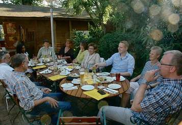 Im gemütlichen Biergarten des Restaurants „Reitstall Klövensteen“ lässt es sich auch in großer Runde gut aushalten