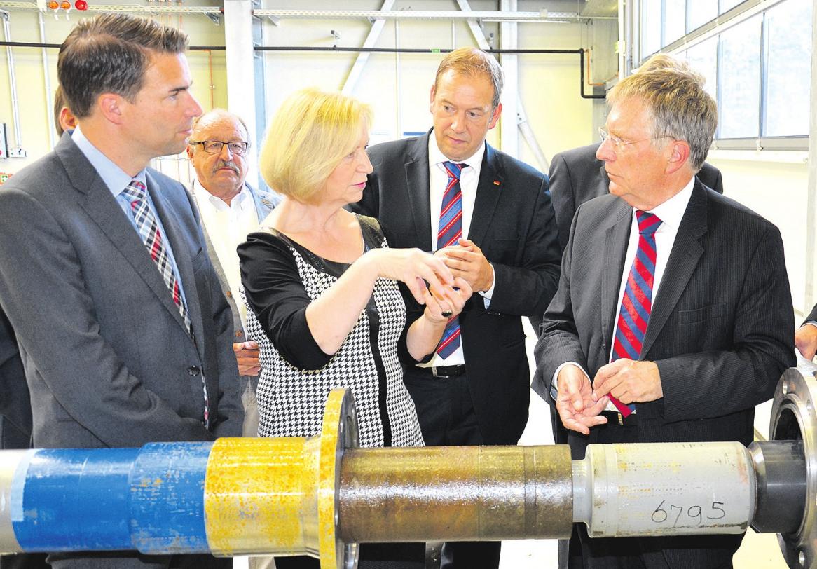Der „Drilling Simulator Celle“ hatte in der Zeit seit seiner Inbetriebnahme bereits einige hochrangige Besucher, denen Prof. Joachim Oppelt (rechts) die Anlage zeigen konnte. Archivfoto: Müller Der „Drilling Simulator Celle“ hatte in der Zeit seit seiner Inbetriebnahme bereits einige hochrangige Besucher, denen Prof. Joachim Oppelt (rechts) die Anlage zeigen konnte. Archivfoto: Müller