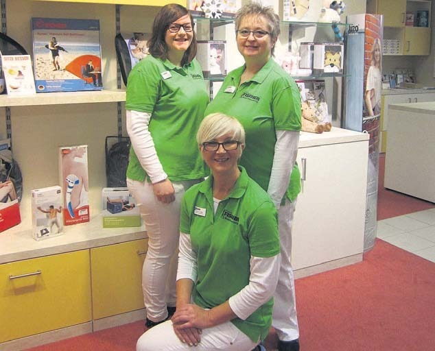 Zu dem umfangreichen Sortiment werden die Kunden im Sanitätshaus Fischer von Sonja Rosner (von links), Sandra Lodes und der Filialleiterin Petra Schäffler kompetent und freundlich beraten. Foto: Monika Dürrbeck
