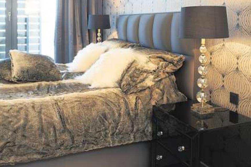Der New-York-Style im Schlafzimmer: Glänzende Velourstoffe und Materialien in Erdtönen mit Grauanteil und Gold. Die Betten in Velours oder Leder, Tapeten mit ornamentalen Mustern machen den Raum opulent und edel