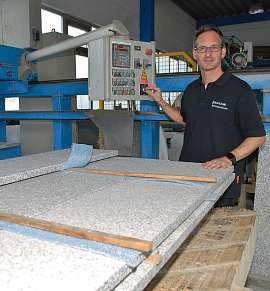 Die Mitarbeiter bei Rebmann können aus einer Fülle von Steinplatten aus den USA, Afrika, Europa und Asien passgenaue Zuschnitte anfertigen