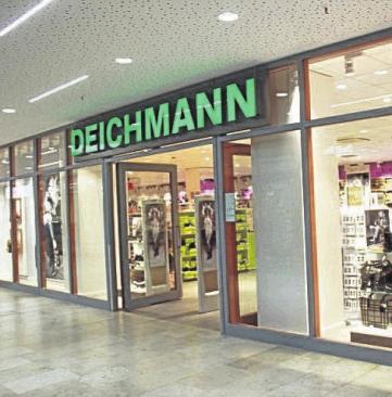 Zu dem vielfältigen Sortiment gehören auch Schuhe, Taschen, Tücher und mehr. Zu dem vielfältigen Sortiment gehören auch Schuhe, Taschen, Tücher und mehr.