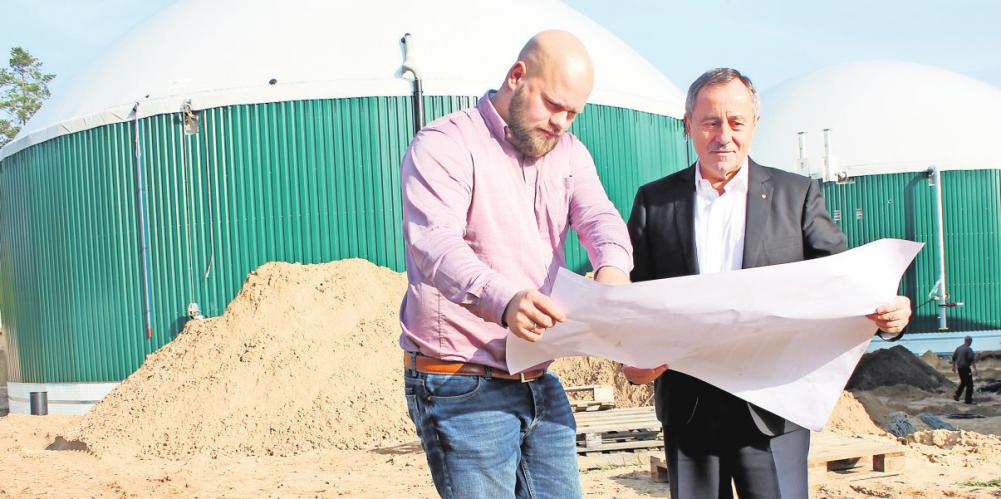 Me-Le-Chef Dietrich Lehmann (r.) und Bauleiter André Tresp auf der Baustelle einer Biogas-Anlage in Torgelow. FOTO: JÖRG SPREEMANN Me-Le-Chef Dietrich Lehmann (r.) und Bauleiter André Tresp auf der Baustelle einer Biogas-Anlage in Torgelow. FOTO: JÖRG SPREEMANN