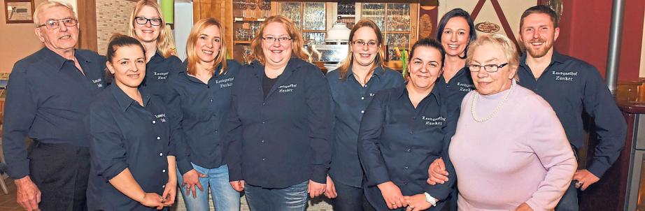 Ein klasse Team: Zwei Generationen Wirte, das komplette Team und sogar die Stammtischler packten bei der Modernisierung des Gasthofes mit an. Fotos: Hammerl Ein klasse Team: Zwei Generationen Wirte, das komplette Team und sogar die Stammtischler packten bei der Modernisierung des Gasthofes mit an. Fotos: Hammerl