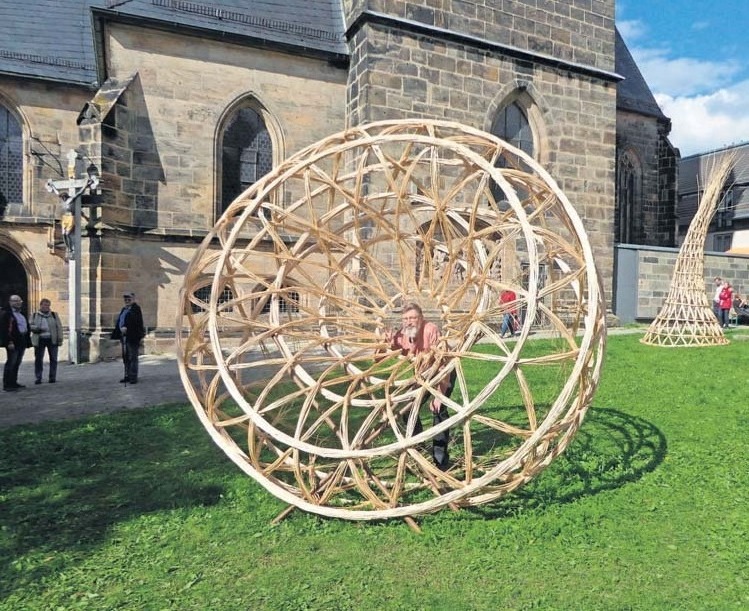 Mehr als Körbe: Diese geflochtenen Skulpturen schmückten im vergangenen Jahr die Wiese vor der Stadtpfarrkirche. Fotos: A. Herzog Mehr als Körbe: Diese geflochtenen Skulpturen schmückten im vergangenen Jahr die Wiese vor der Stadtpfarrkirche. Fotos: A. Herzog