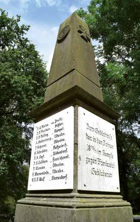 Der Obelisk wurde in der Mitte des Parks errichtet – zum Gedächtnis an die Gefallenen aus den umliegenden Gemeinden im Krieg gegen Frankreich 1871/72