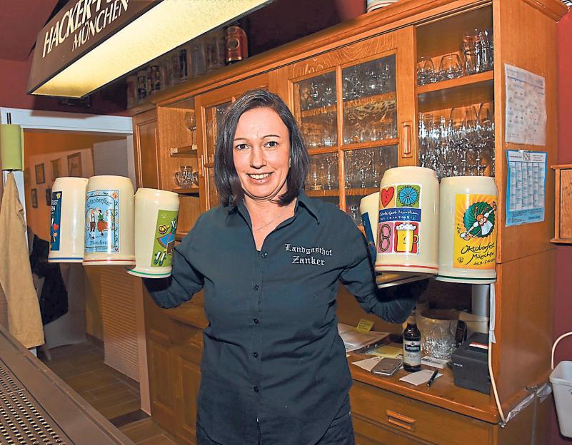 Ganz in ihrem Element: Ob in der Gaststube, wo ihre dekorative Oktoberfestkrüge-Sammlung zu bewundern ist, beim Dekorieren oder in der Küche – Silvia Kottmair ist eine leidenschaftliche Wirtin. Fotos: Hammerl Ganz in ihrem Element: Ob in der Gaststube, wo ihre dekorative Oktoberfestkrüge-Sammlung zu bewundern ist, beim Dekorieren oder in der Küche – Silvia Kottmair ist eine leidenschaftliche Wirtin. Fotos: Hammerl