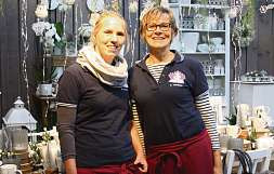 Anja Boysen (l.) und Sabine Wintze vom floralen Gestaltungsteam bieten handgefertigte Assessoires an Foto: jae