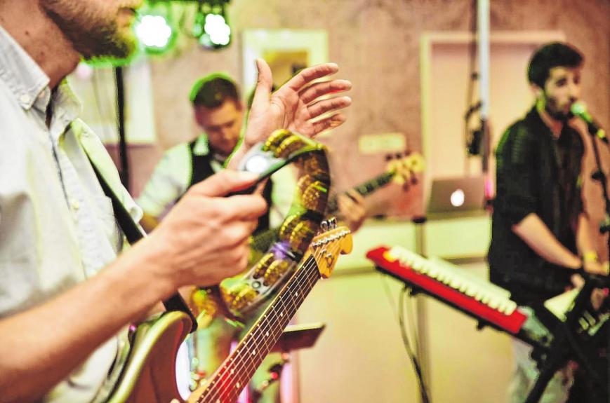 Viele Paare finden, dass nur die Livemusik einer Band zu einer stilvollen Feier passt . . . BILD: BILDERSTOECKCHEN/STOCK.ADOBE.COM Viele Paare finden, dass nur die Livemusik einer Band zu einer stilvollen Feier passt . . . BILD: BILDERSTOECKCHEN/STOCK.ADOBE.COM