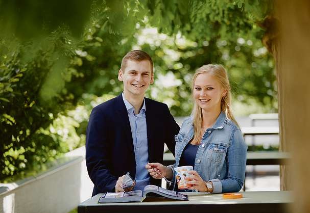 Die Auszubildende Maj-Britt Koeppke (21) und der Duale Student Alexander Bahr (18) haben ihre Karriere in der Hamburger EDEKA-Zentrale gestartet.